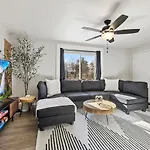 Peaceful Home W/ 4Br, Big Yard And Amazing Art