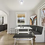Peaceful Home W/ 4Br, Big Yard And Amazing Art