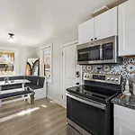 Peaceful Home W/ 4Br, Big Yard And Amazing Art