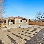 Peaceful Home W/ 4Br, Big Yard And Amazing Art