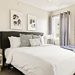 Stylish City Retreat - King Beds - Walk To Sloans Lake