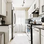Stylish City Retreat - King Beds - Walk To Sloans Lake
