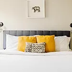 Stylish City Retreat - King Beds - Walk To Sloans Lake