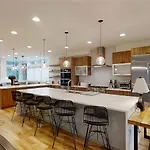 Luxurious, Modern Townhome 5 Minute Walk From Cherry Creek North