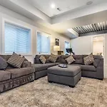 Luxury 5-Bedroom Home In Lohi