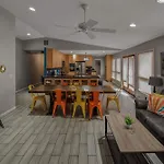 Sunny Family Home In Denver With Huge Yard And Hot Tub