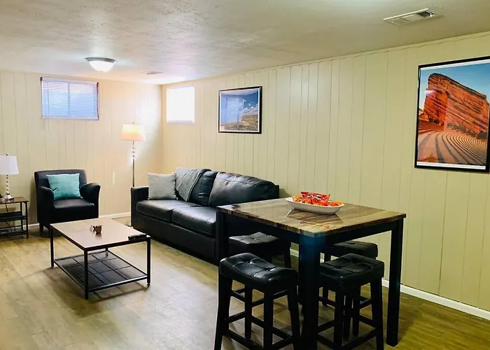 Lower Mable Unit, Denver New Kitchen & 2 King Beds