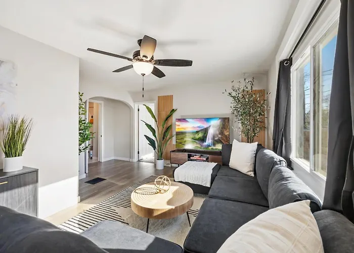 Peaceful Home W/ 4Br, Big Yard And Amazing Art