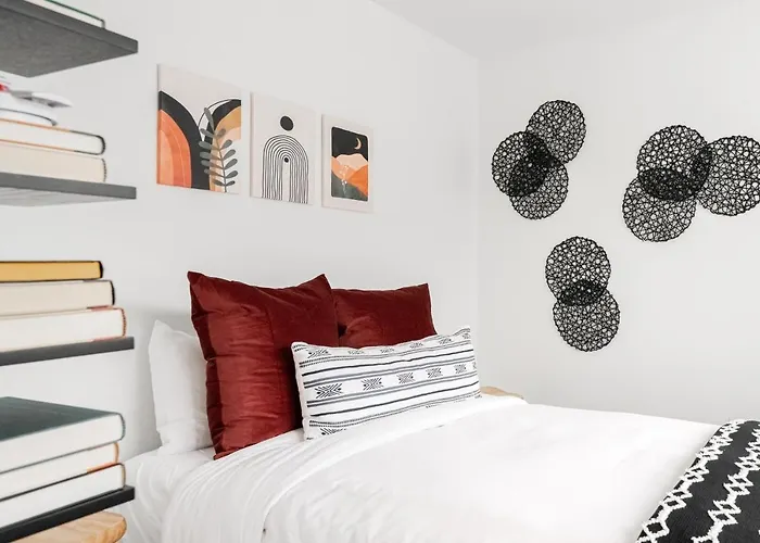Modern Chic - Spacious Duplex - Highlands