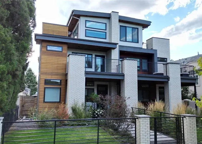 Luxurious, Modern Townhome 5 Minute Walk From Cherry Creek North