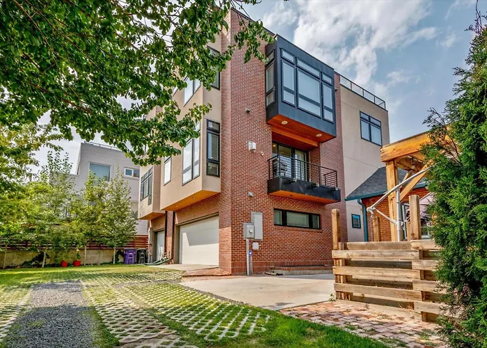 Luxury 5-Bedroom Home In Lohi