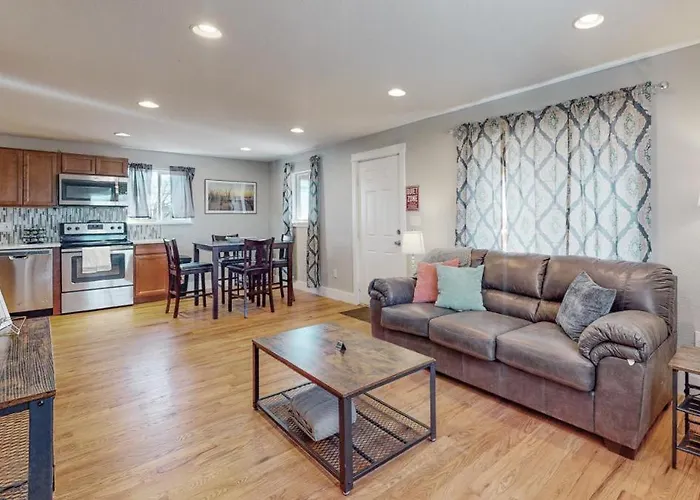 3 Bed Home With Huge Yard Near Hidden Lake