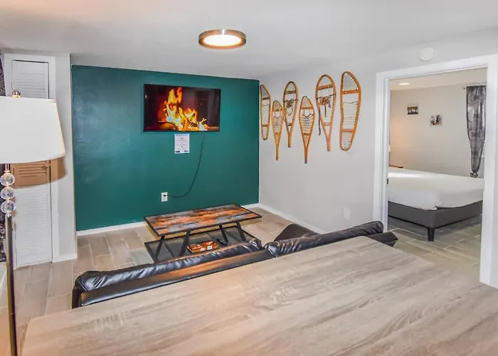 Cozy Two Bedroom Basement Unit Near Light Rail