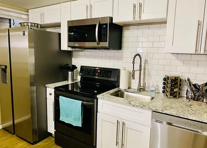 Unique Cozy Lower Unit With Two Bedrooms & Privacy