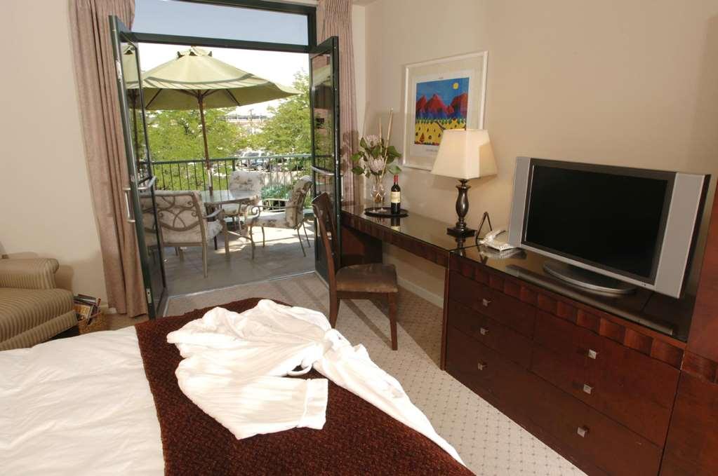 At Cherry Creek 3* Denver