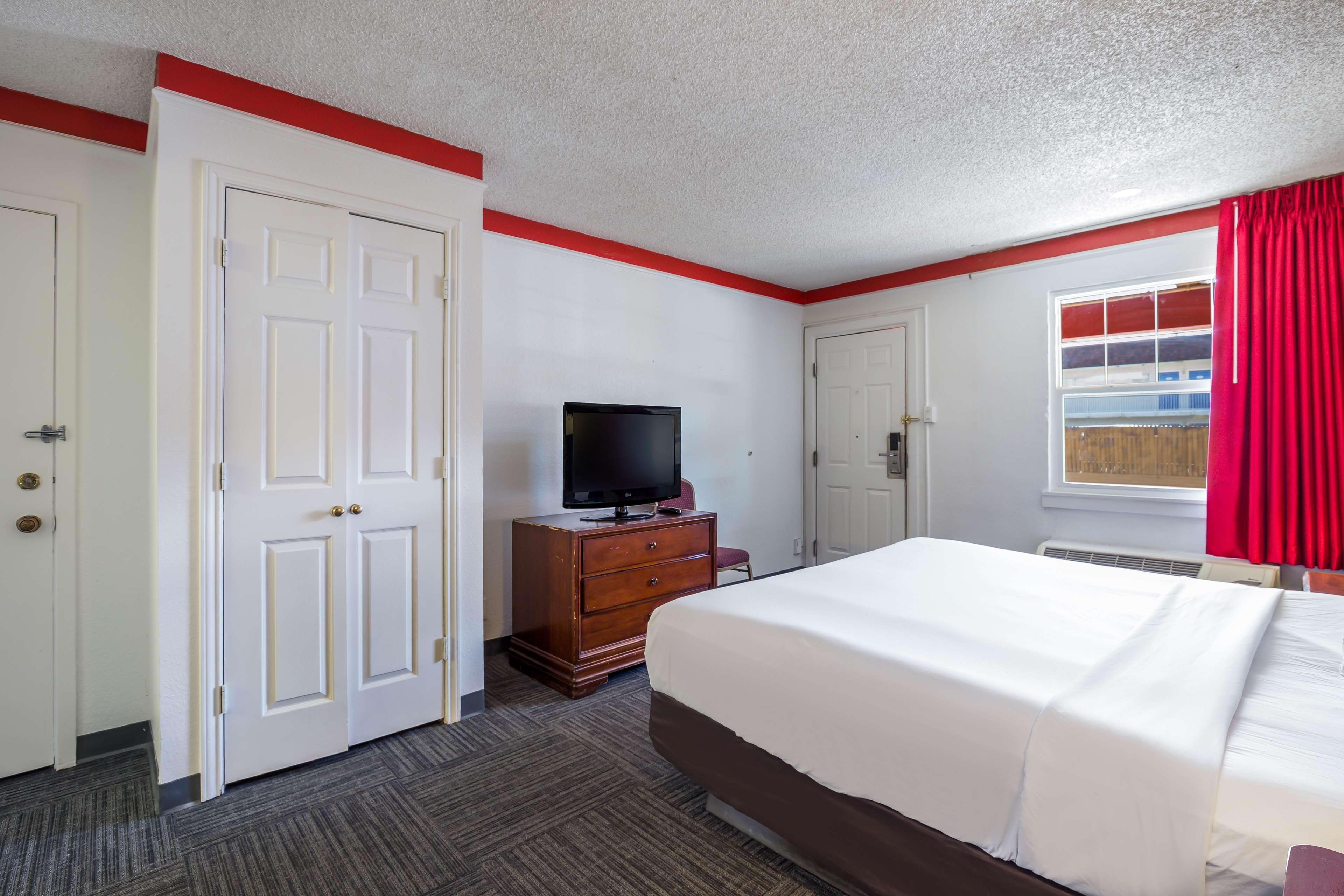 Americas Value 2* Denver