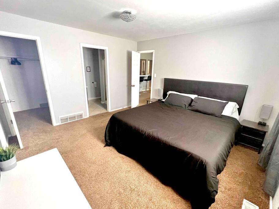 Modern Near Downtown Holiday home *