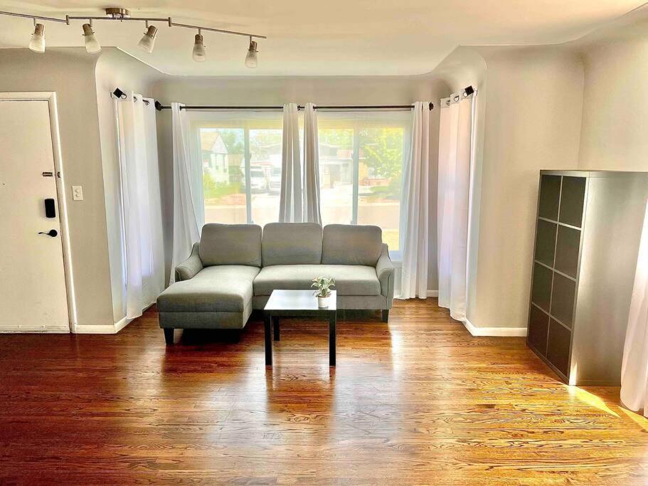 Modern Near Downtown Holiday home Denver