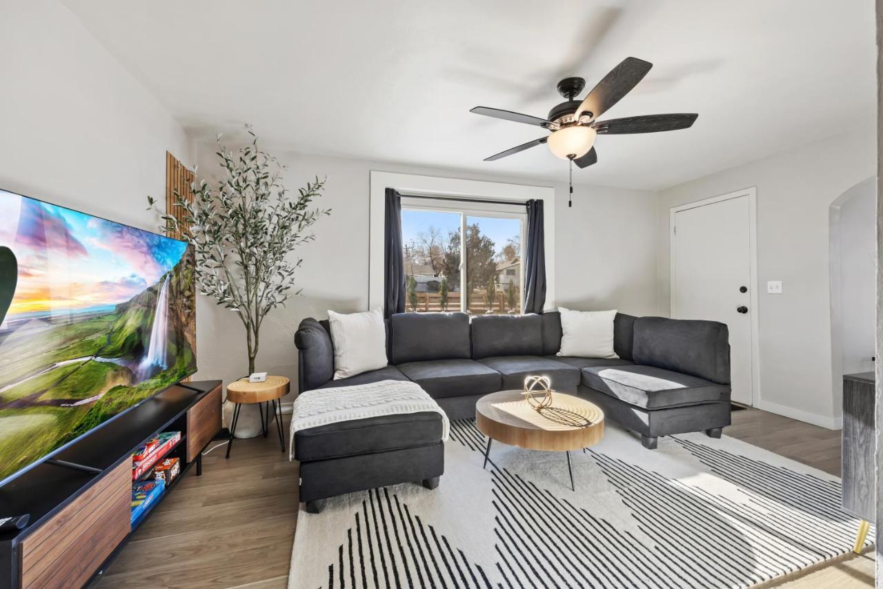 Peaceful W/ 4br, Big Yard And Amazing Art Holiday home *