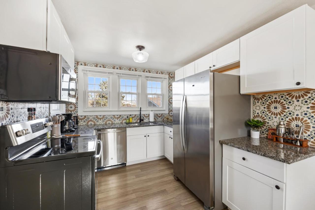 Peaceful W/ 4br, Big Yard And Amazing Art Holiday home Denver