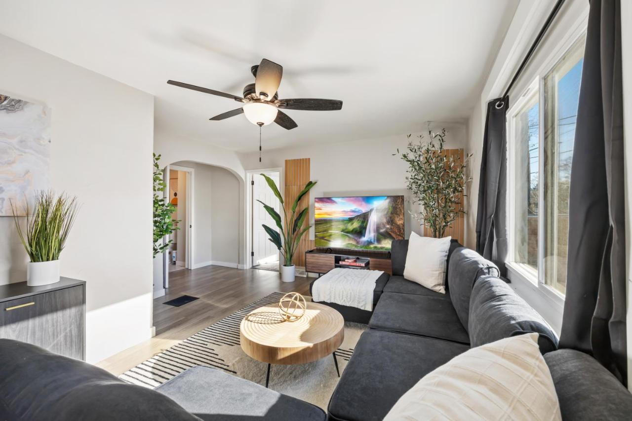 Peaceful W/ 4br, Big Yard And Amazing Art Holiday home Denver