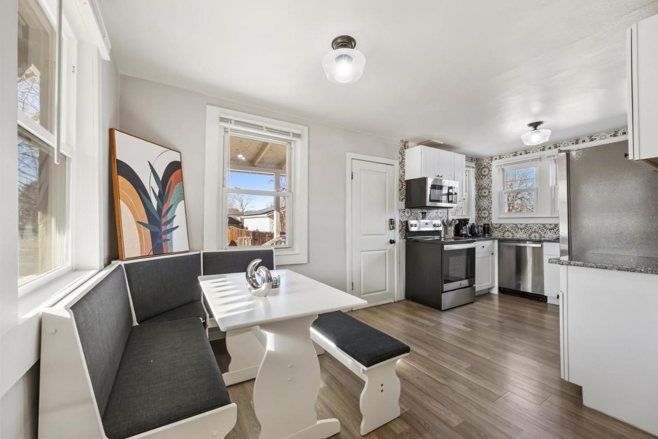 Peaceful W/ 4br, Big Yard And Amazing Art
