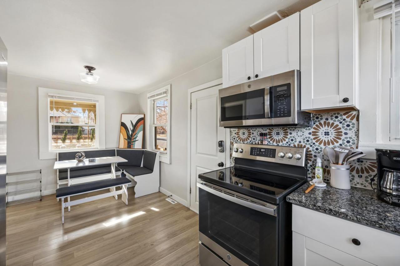 Peaceful W/ 4br, Big Yard And Amazing Art Holiday home Denver