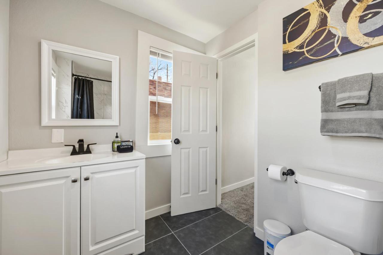 Peaceful W/ 4br, Big Yard And Amazing Art Denver
