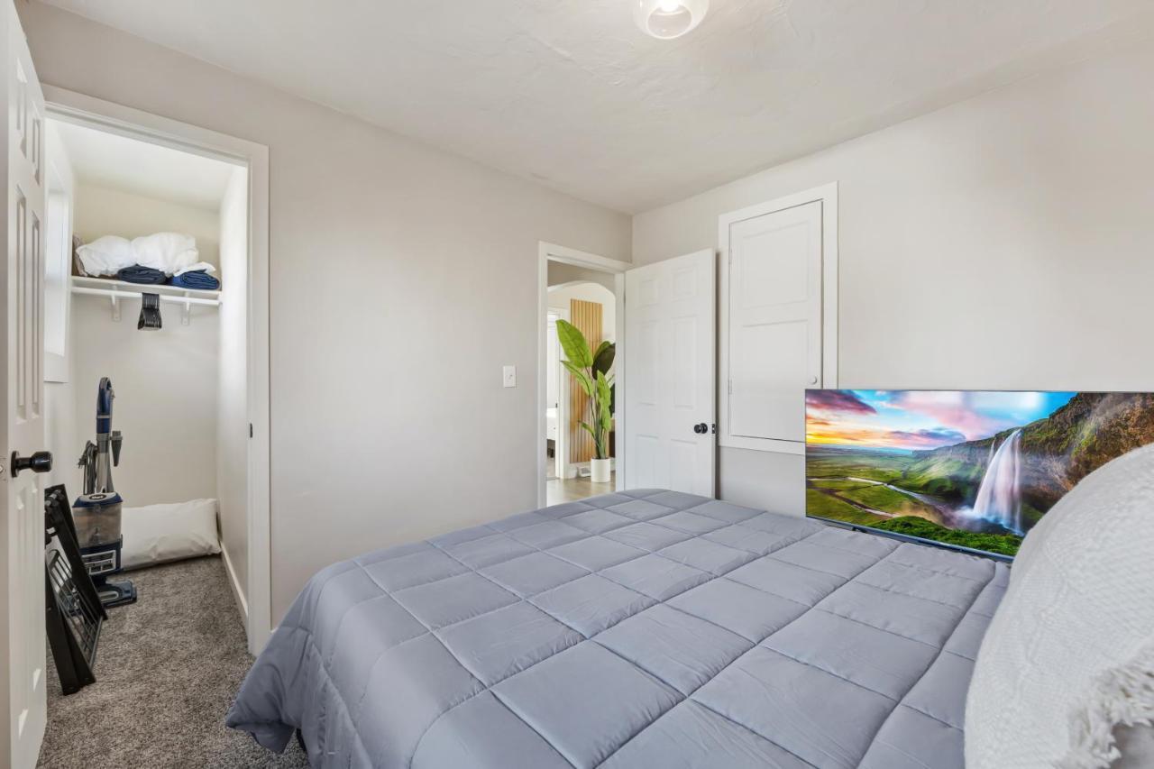 Peaceful W/ 4br, Big Yard And Amazing Art Denver