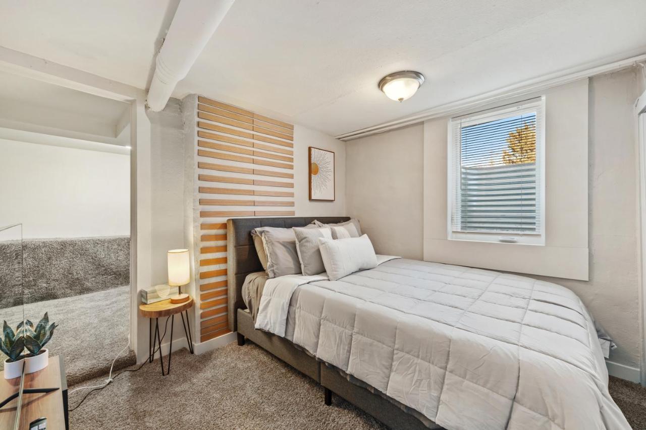Peaceful W/ 4br, Big Yard And Amazing Art Holiday home *