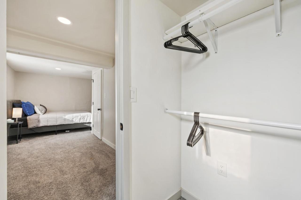 Peaceful W/ 4br, Big Yard And Amazing Art Holiday home *