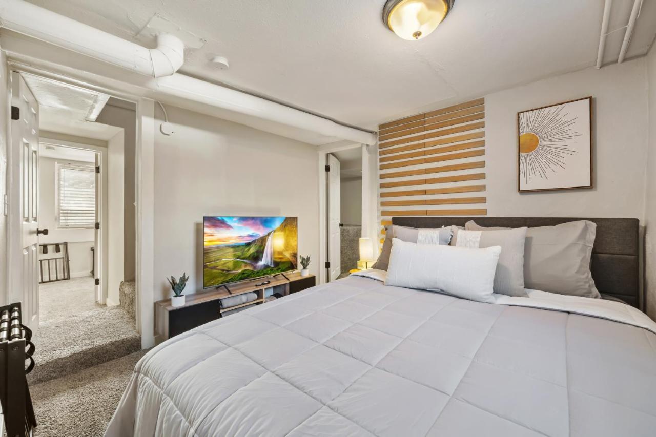 Peaceful W/ 4br, Big Yard And Amazing Art Denver