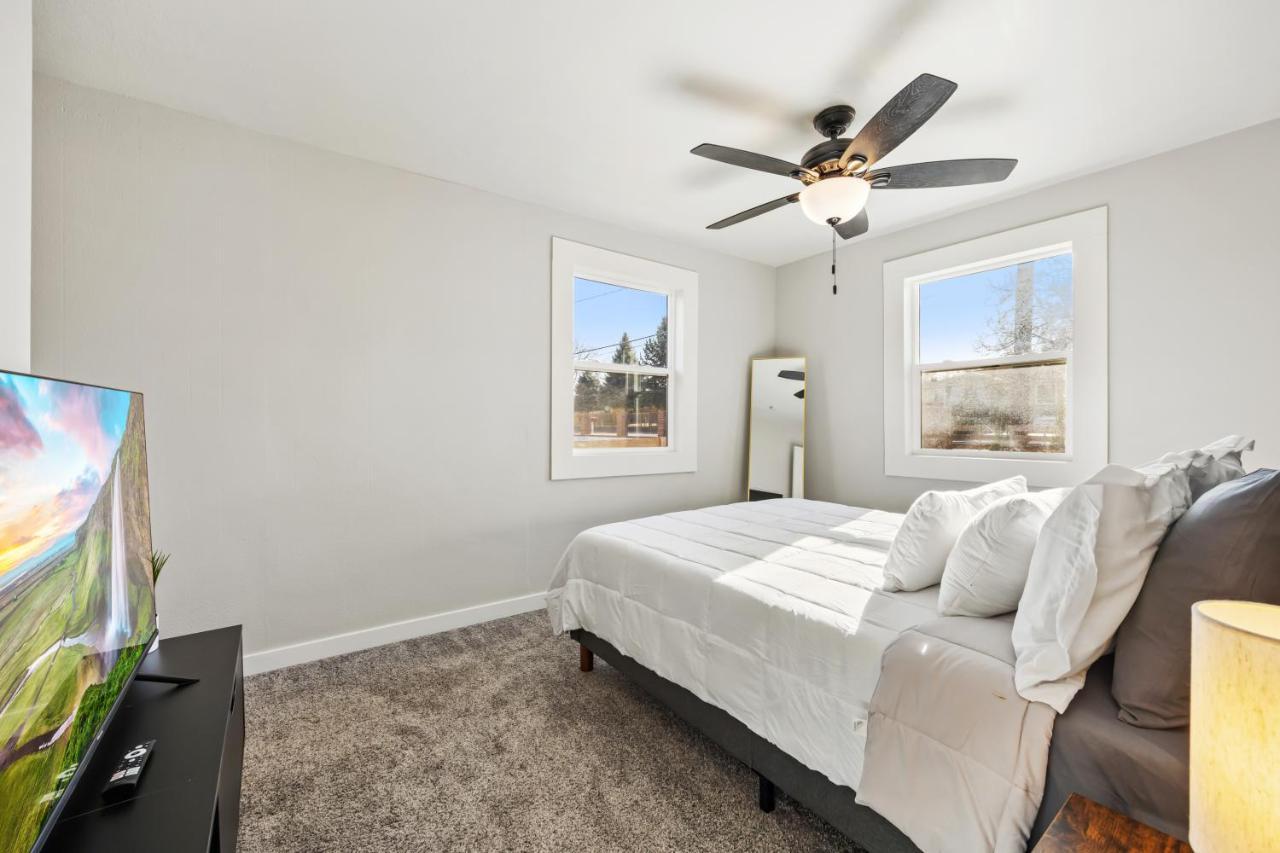 Holiday home Peaceful W/ 4br, Big Yard And Amazing Art Denver