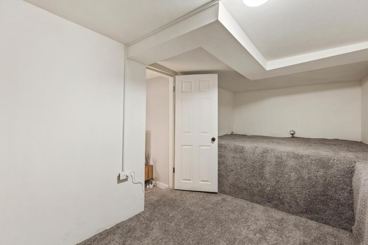 Peaceful W/ 4br, Big Yard And Amazing Art Holiday home
