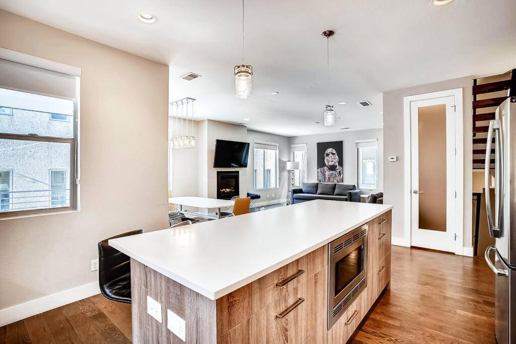 Luxurious, 3 Bdr Home-balcony, Rooftop And Parking Denver