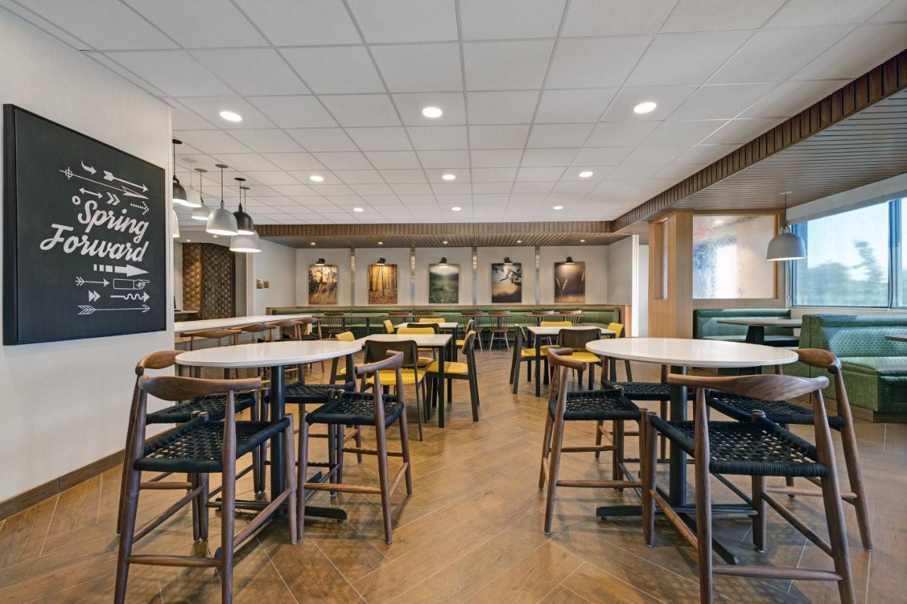 Fairfield By Marriott & Airport At Gateway Park Hotel