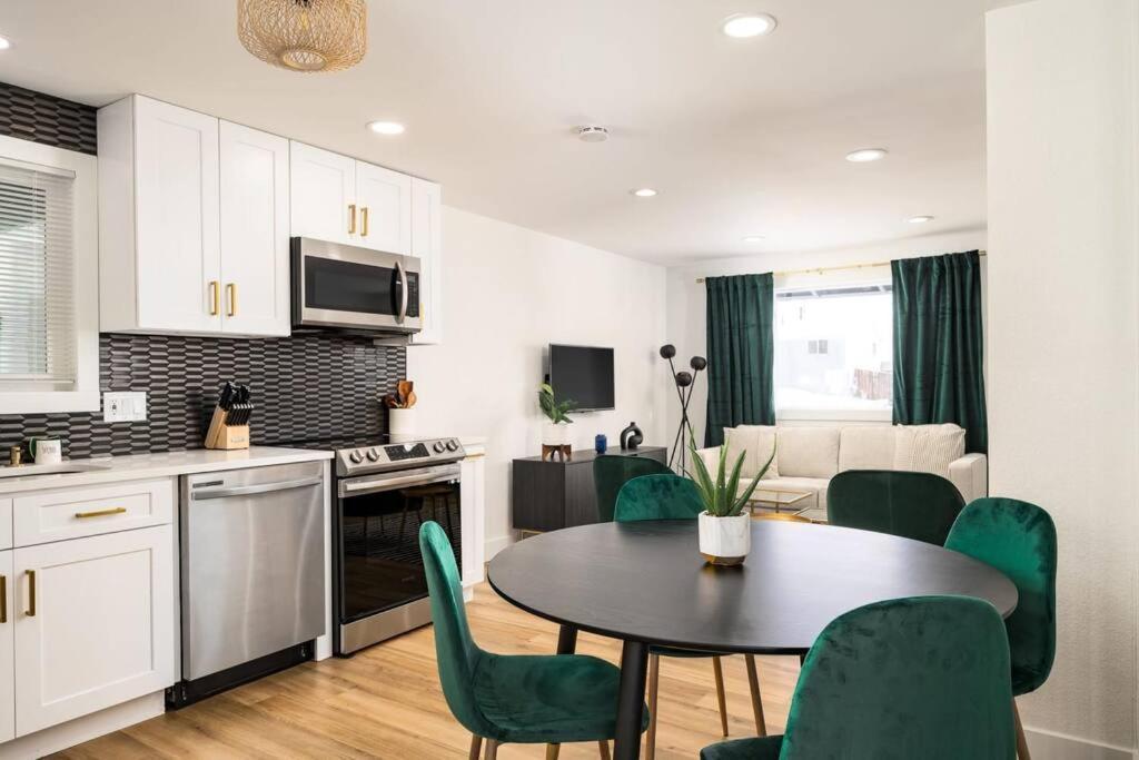 Holiday home Stylish 5br W/ Fire Pit! 15 Mins To Dt