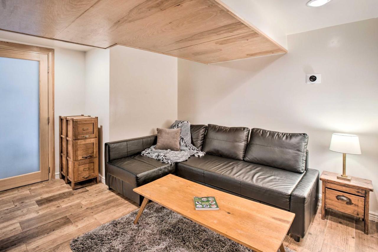 With Patio And Large Yard, 4 Mi To Downtown Apartment Denver