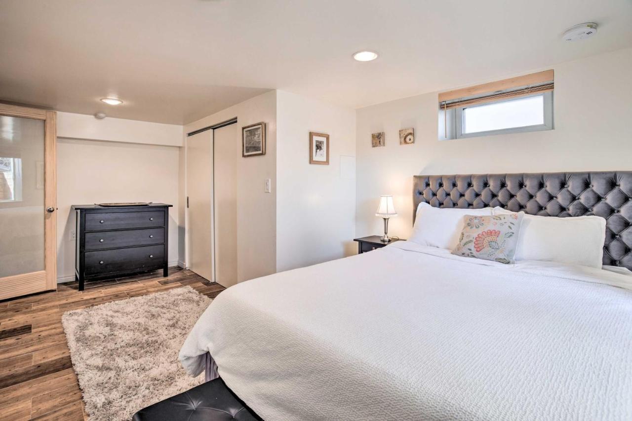 With Patio And Large Yard, 4 Mi To Downtown Apartment
