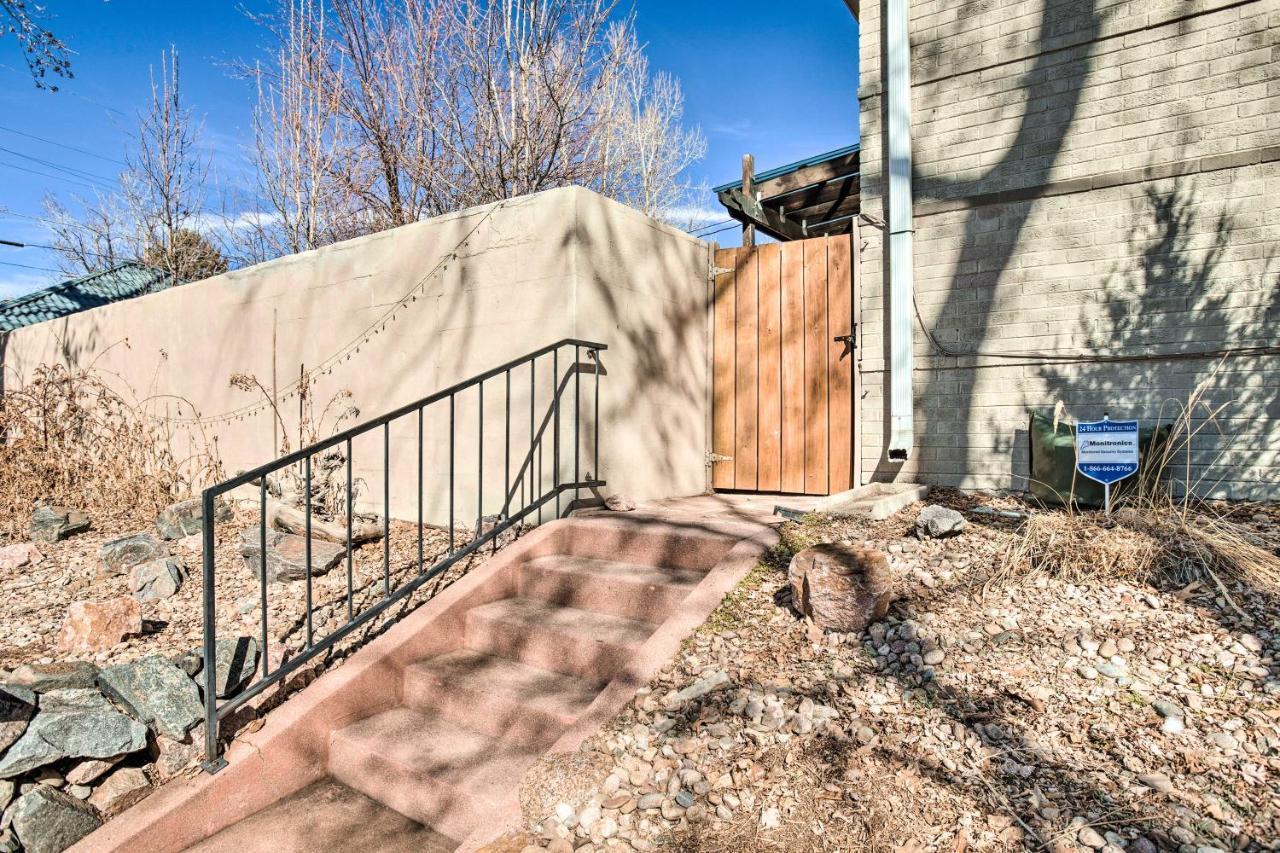 With Patio And Large Yard, 4 Mi To Downtown Apartment *