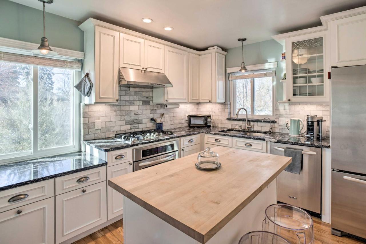 With Patio And Large Yard, 4 Mi To Downtown