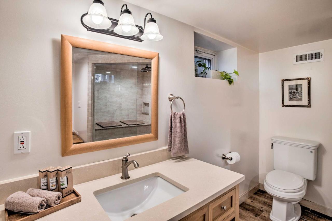 With Patio And Large Yard, 4 Mi To Downtown *
