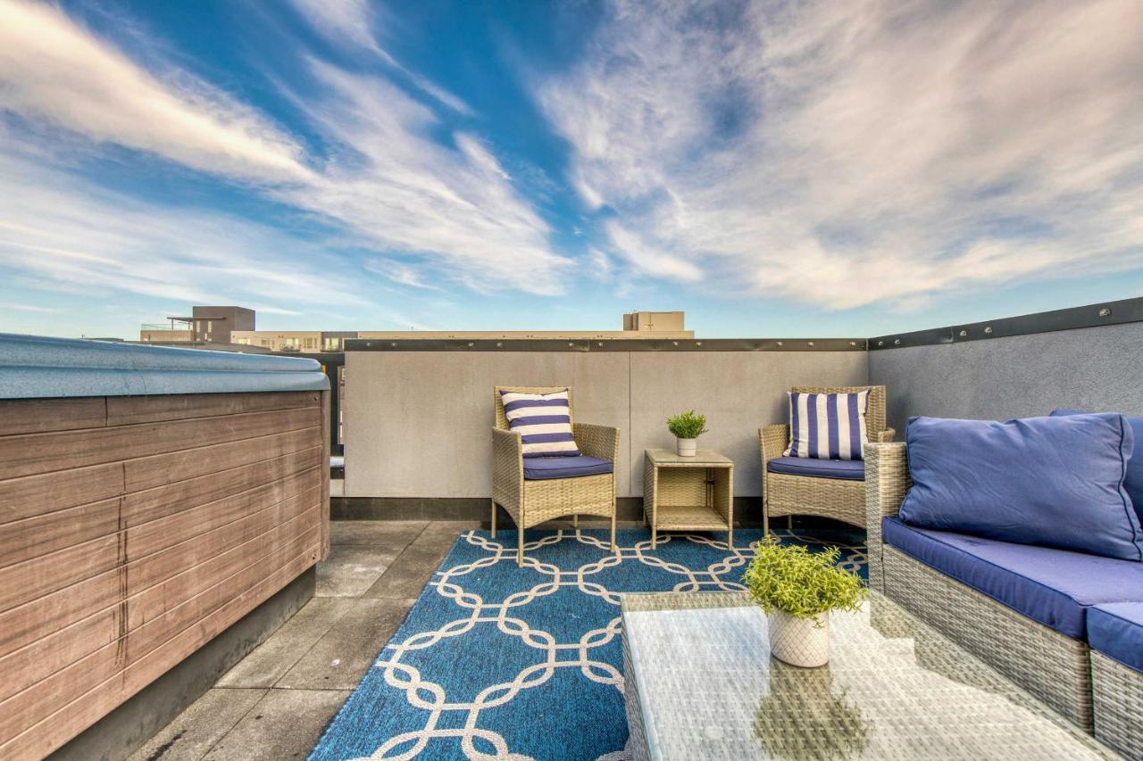 Holiday home Townhome With Hot Tub, Walk To Empower Field! *