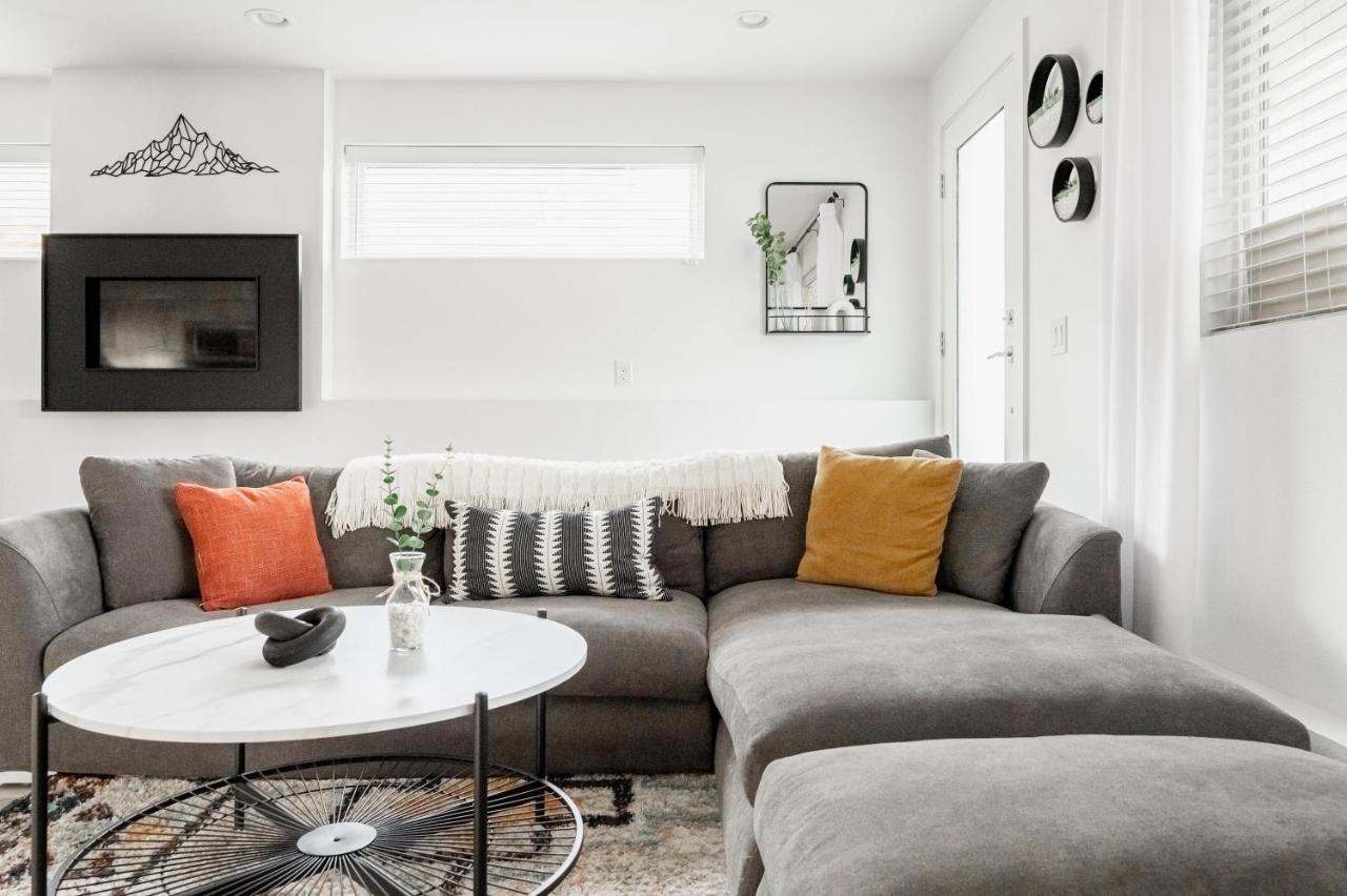 Modern Chic - Spacious Duplex - Highlands *