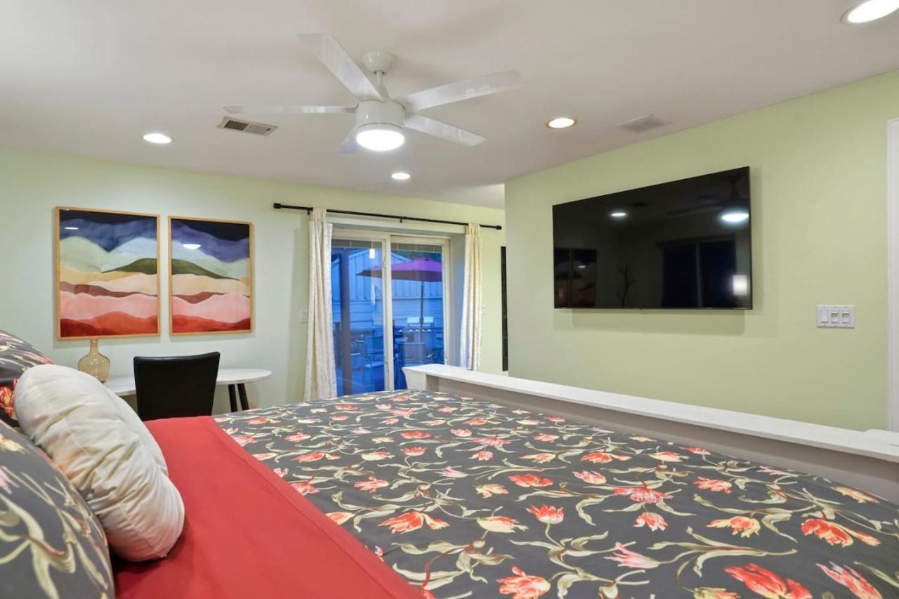 Shakedown St Hot Tub Fire Pit And 4 Miles To Dt Holiday home *