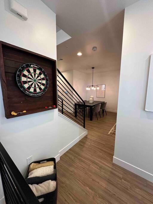 Spacious Th W/ Firepit, Mountain Views & Garage *