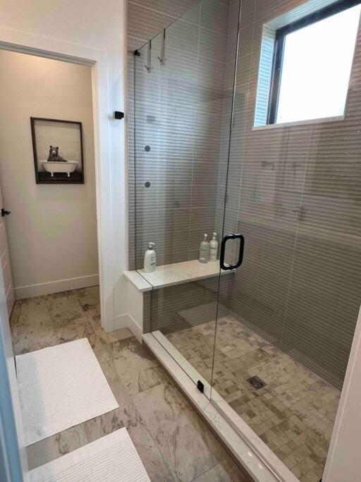 Holiday home Spacious Th W/ Firepit, Mountain Views & Garage