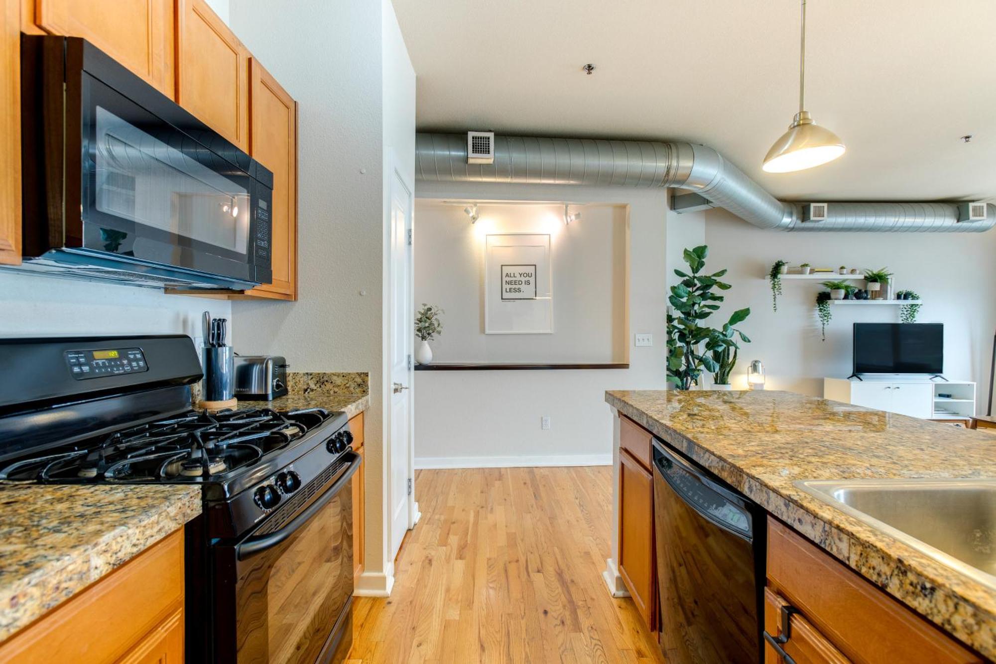 Apartment Lohi With Balcony 1 Mi To Downtown Denver! *
