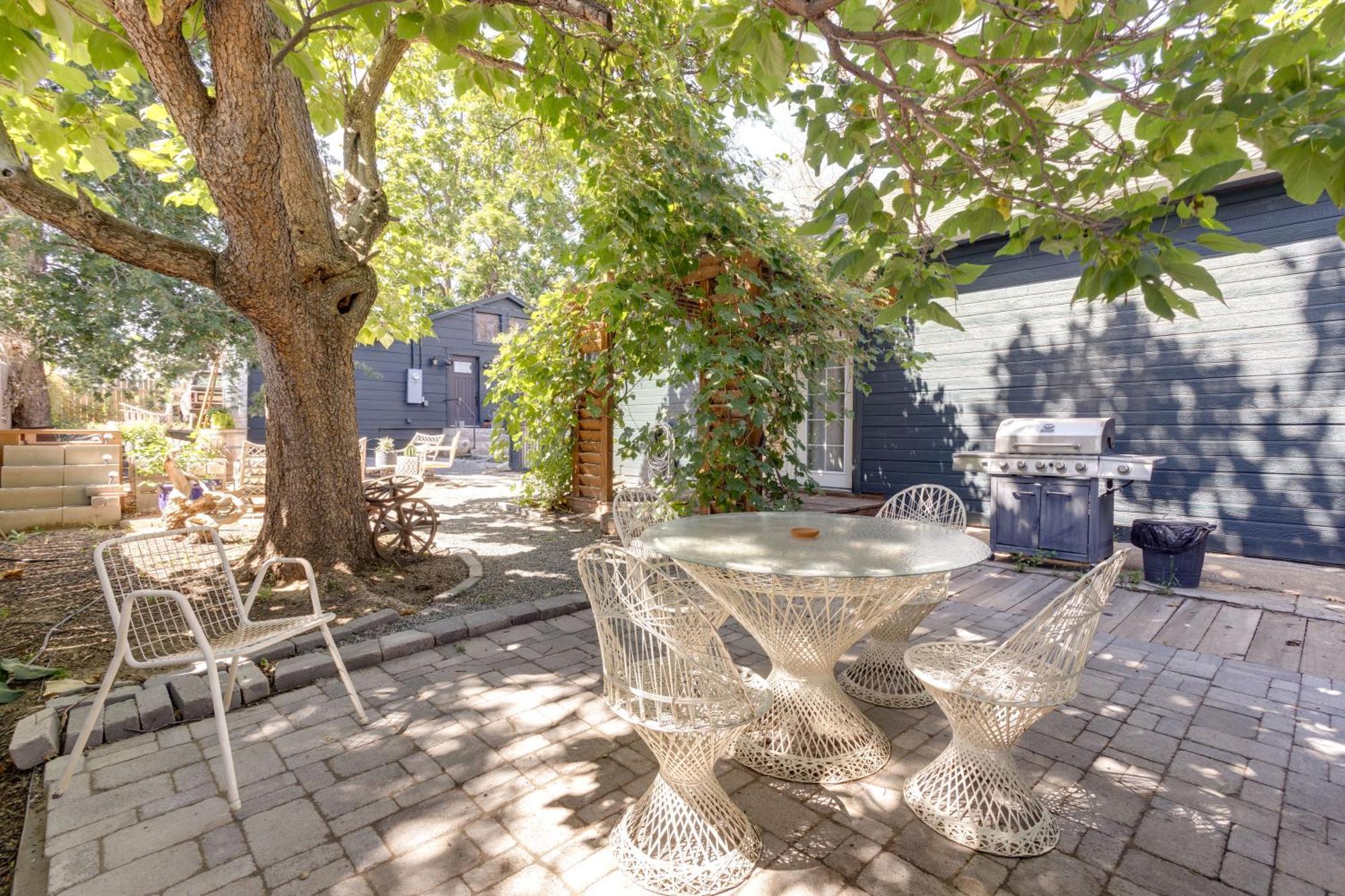 Holiday home Charming Outdoor Oasis With Grill