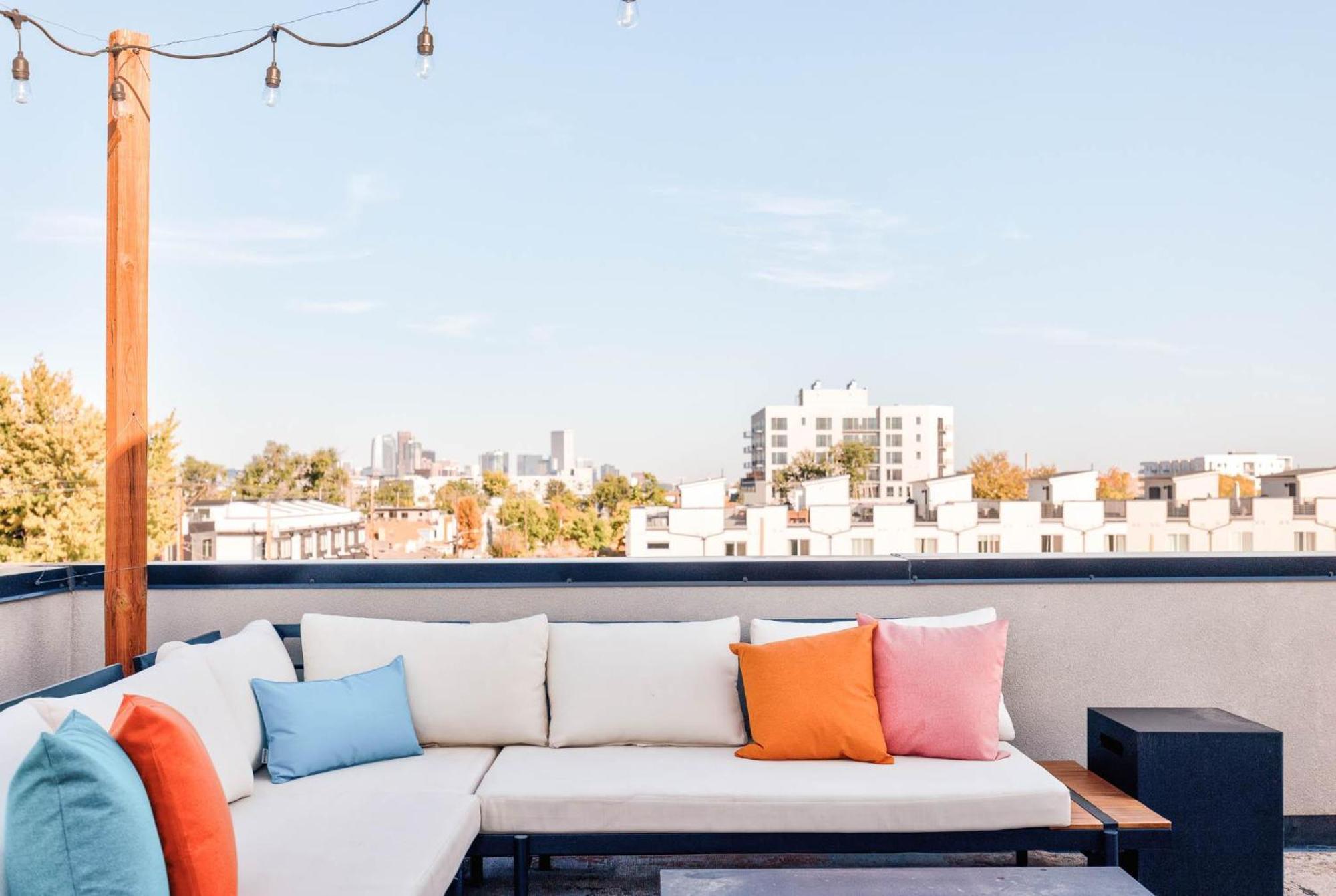 Luxe Getaway - Yard & Roof Deck - 4 Story Townhome Holiday home *